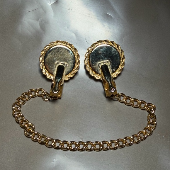 Vintage Faux Pearl & Gold Tone Sweater Guard Cardigan Clip - Picture 5 of 9